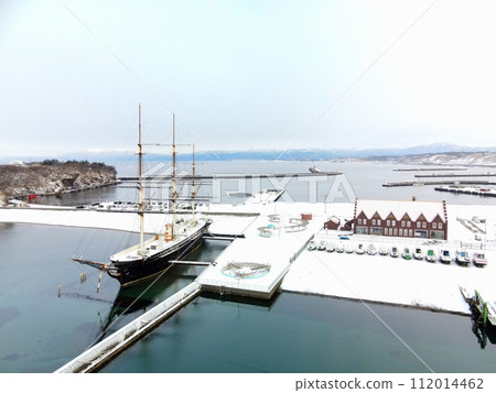 拍攝早春北海道江差町江差港碼頭和海陽丸的風景 拍攝早春北海道江差町江差港碼頭和海陽丸的風景 112014462