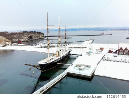 拍攝早春北海道江差町江差港碼頭和海陽丸的風景 112014463