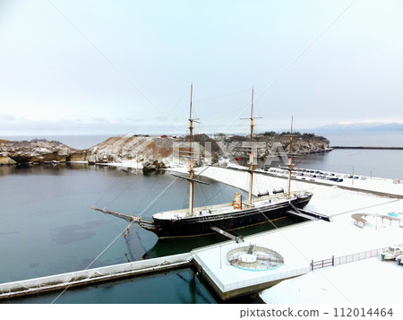 拍攝早春北海道江差町江差港碼頭和海陽丸的風景 112014464