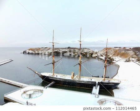 拍攝早春北海道江差町江差港碼頭和海陽丸的風景 112014465