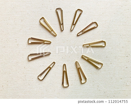 Gem clips arranged in a circle Gem clips arranged in a circle 112014755