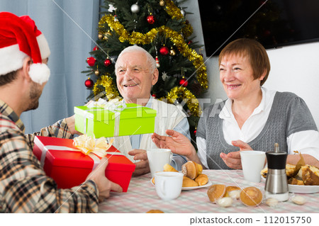 Family gives Christmas gifts 112015750