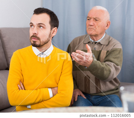 Old father and son serious talk 112016005