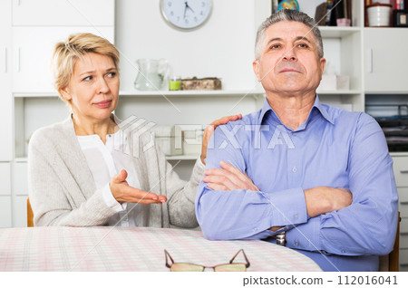 Mature couple quarrels 112016041