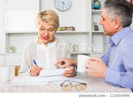 Mature man and woman are lead discussion 112016495