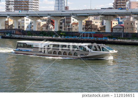 沿著隅田川行駛的東京觀光蒸汽船（TOKYO CRUISE） 112016651