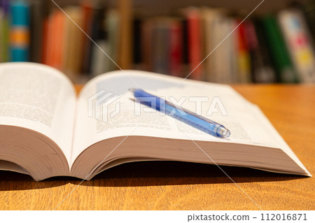 英文書和筆在桌上打開研究學習圖像 112016871