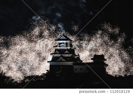 天守閣被絢麗的煙火照亮 112018129