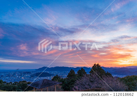 （靜岡縣）從梶原山公園前往靜岡市的國道1號線夕陽美景 112018662
