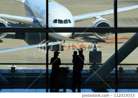 View of the runway from Haneda Airport Terminal 2 international area 112019333