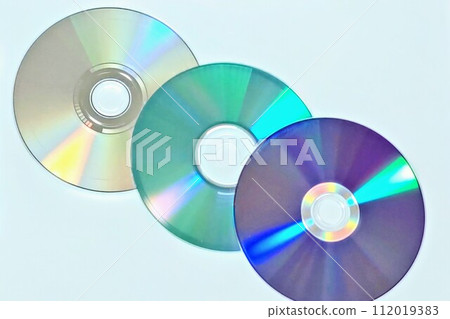 反射彩虹色的 CD 和 DVD 112019383