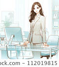 在辦公桌上使用電腦的女人 112019815