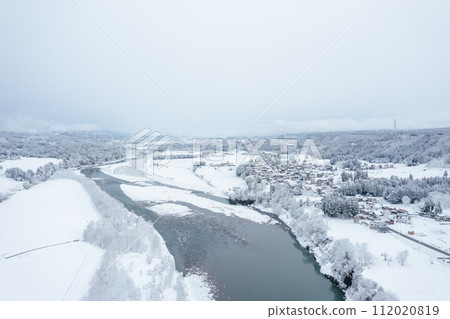 無人機攝影：冰雪覆蓋的鄉村廣闊的自然景觀 112020819
