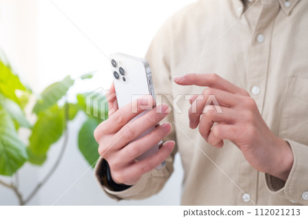 一個操作智能手機的人 一個操作智能手機的人 112021213