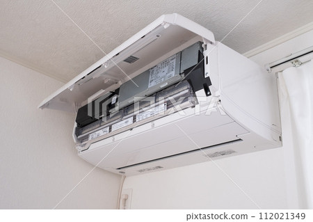 Air conditioner and air conditioner cleaning Air conditioner and air conditioner cleaning 112021349