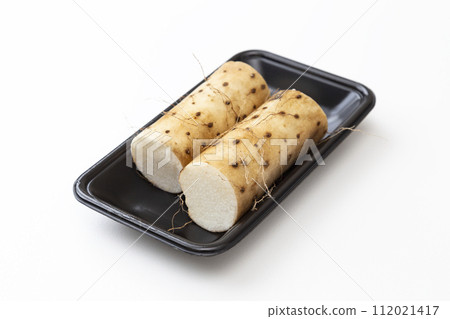 白色背景上的日本山藥 112021417