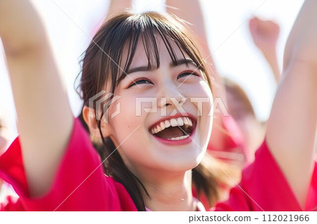 微笑的日本女性歡呼雀躍的肖像（白色背景、奧運、日本國家隊、世界盃） 112021966