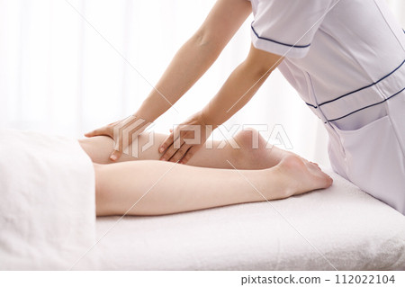 一位女士正在接受美容師的足部按摩 112022104