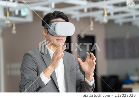 男性穿著VR護目鏡 男性穿著VR護目鏡 112022326