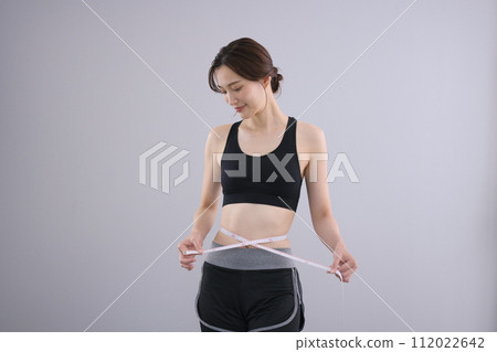 中年婦女用捲尺測量腰部 112022642