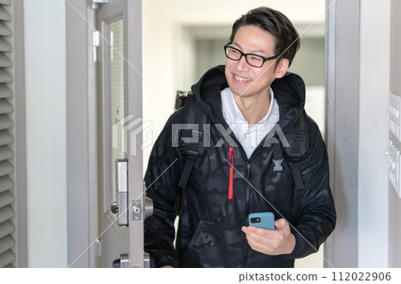 Men who deliver food Men who deliver food 112022906