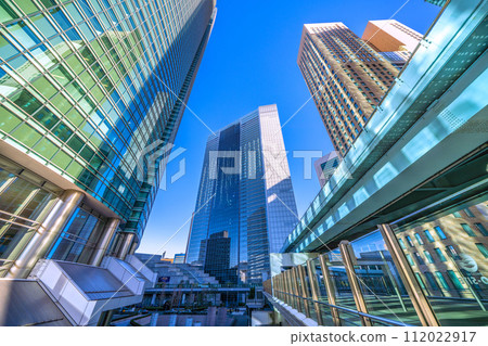 日本東京城市景觀—後冠狀病毒—連續兩週急劇下降。汐留辦公區一景。邁向新時代=2月27日 112022917