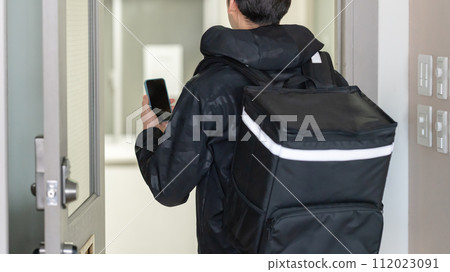 Men who deliver food 112023091