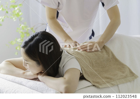 接受按摩的少婦 112023548