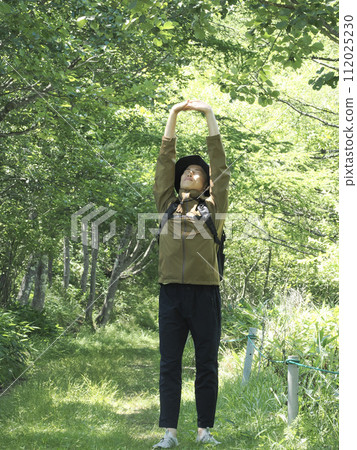 一個人在新鮮的綠色植物中徒步旅行 一個人在新鮮的綠色植物中徒步旅行 112025230
