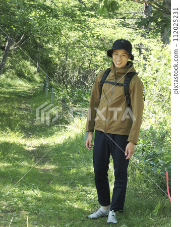 一個人在新鮮的綠色植物中徒步旅行 112025231