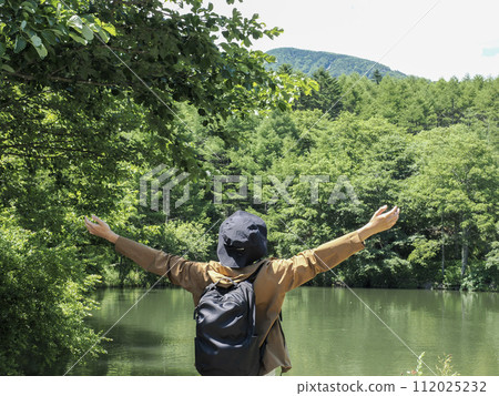 一個人在新鮮的綠色植物中徒步旅行 一個人在新鮮的綠色植物中徒步旅行 112025232