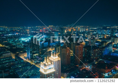 中國黑龍江省哈爾濱市龍塔夜景 112025292