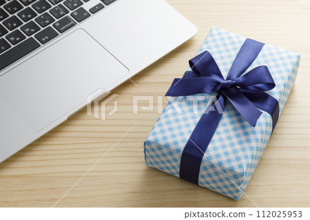 Blue ribbon gift 112025953