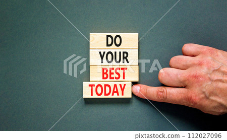 Do your best today symbol. Concept words Do your best today on beautiful wooden block. Beautiful grey table background. Businessman hand. Business motivational do your best today concept. Copy space. 112027096
