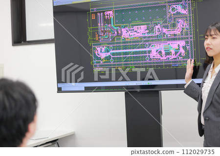 Business woman presenting CAD drawing_2 112029735