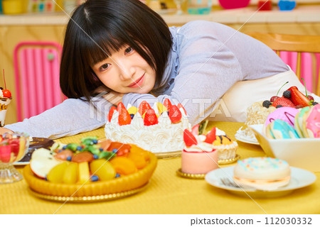 一個年輕女子被糖果包圍 一個年輕女子被糖果包圍 112030332