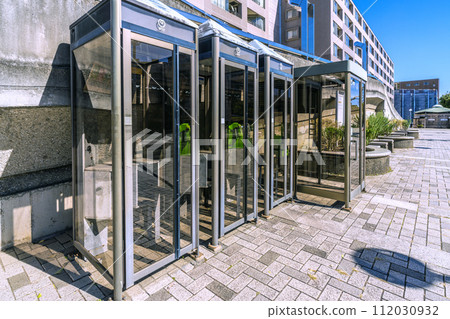 日本橫濱城市景觀 - 輪椅可通行的公用電話亭 = 中川站前 112030932