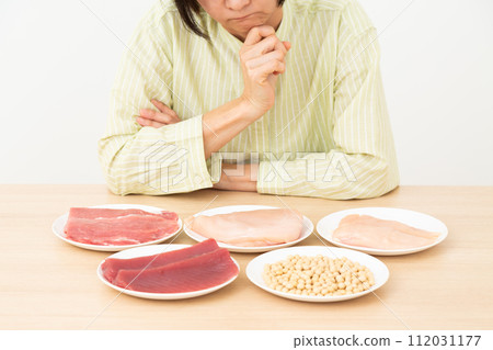 Middle-aged women who are worried about protein-rich foods 112031177