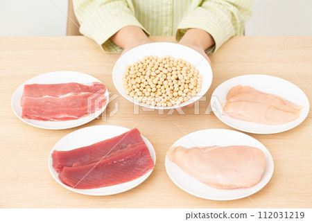 Middle-aged women with protein-rich foods 112031219