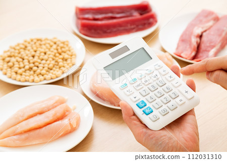 富含蛋白質的成分和計算器的中年婦女 富含蛋白質的成分和計算器的中年婦女 112031310