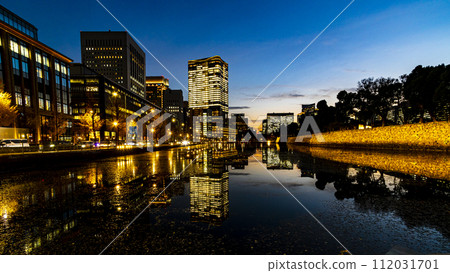 日比谷護城河聖杯倒影的日落 日比谷護城河聖杯倒影的日落 112031701