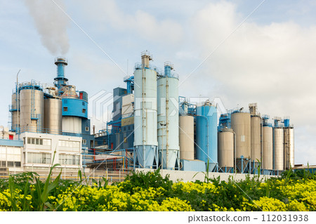 Panoramic view of large chemical plant 112031938