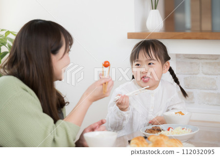 A child who has picky eating habits and is troubled by picky eating habits. Eh, I hate that. 112032095