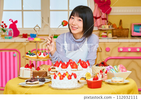 吃草莓的年輕女子 112032111
