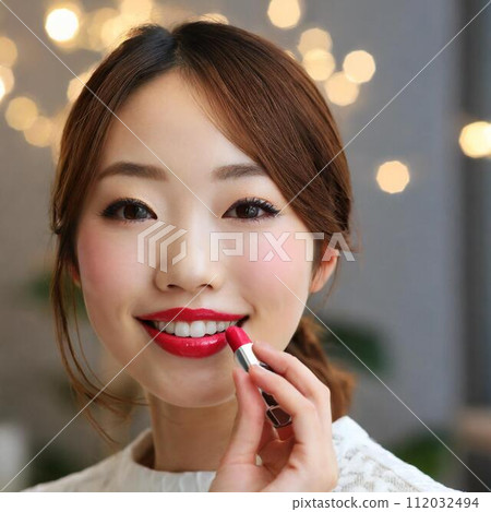 Young lady painting lipstick 112032494