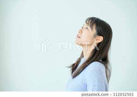 一位年輕的女士抬頭 一位年輕的女士抬頭 112032501