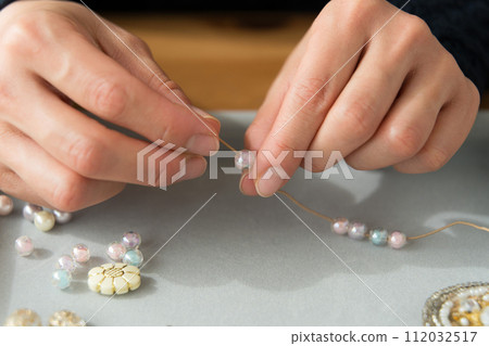 女人的手製作串珠配件 112032517