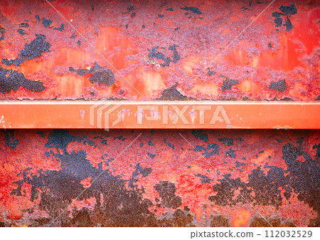 舊而生鏽的紅鐵門自然紋理 112032529