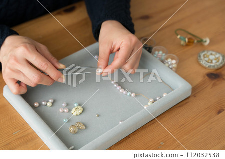 女人的手製作串珠配件 女人的手製作串珠配件 112032538