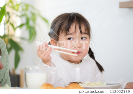 呃，你還要吃這個食物嗎？幼兒的臉－挑食挑食的形象 112032589